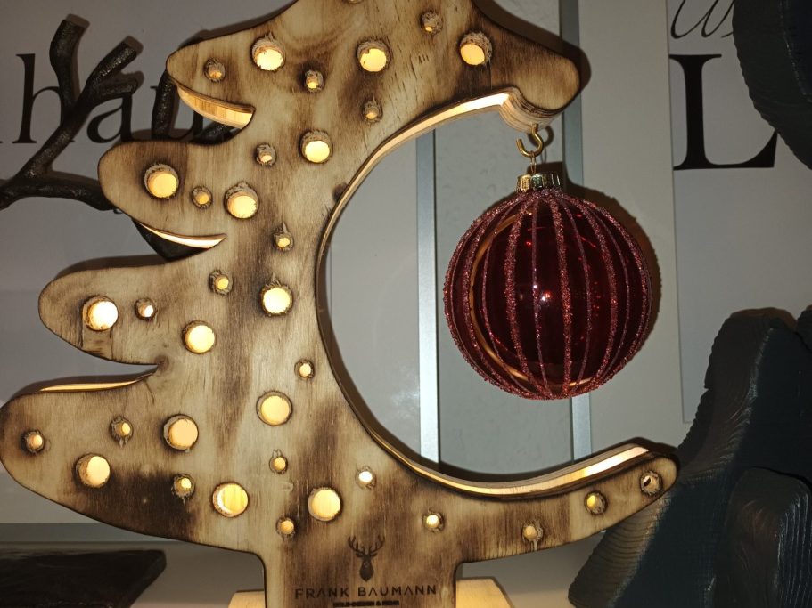 Tischdekoration Weihnachtsbaum kleiner Holzbaum mit Beleuchtung und Kugel