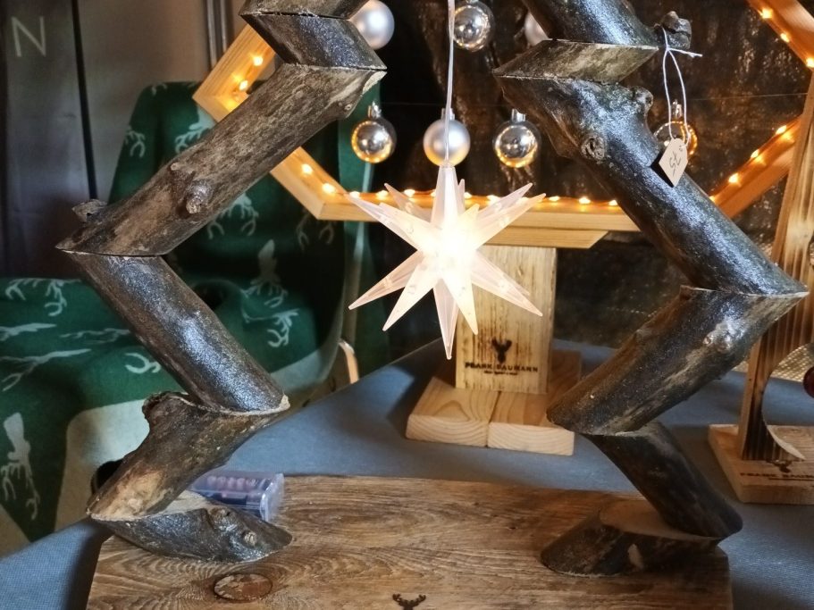 Weihnachtsbaum Holzbaum aus Ästen mit beleuchteten Stern